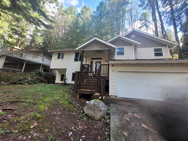 Building Photo - Spacious 3 Bedroom Home with Garage