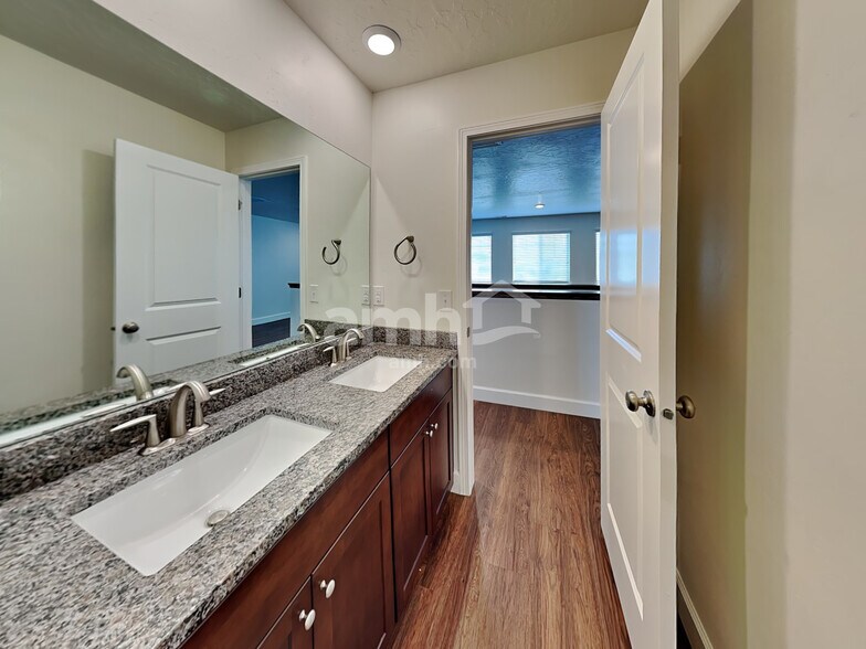 Building Photo - 1077 W 850 S