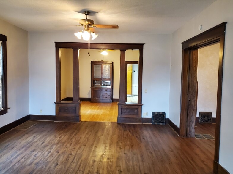 Building Photo - 502 E 1st St S