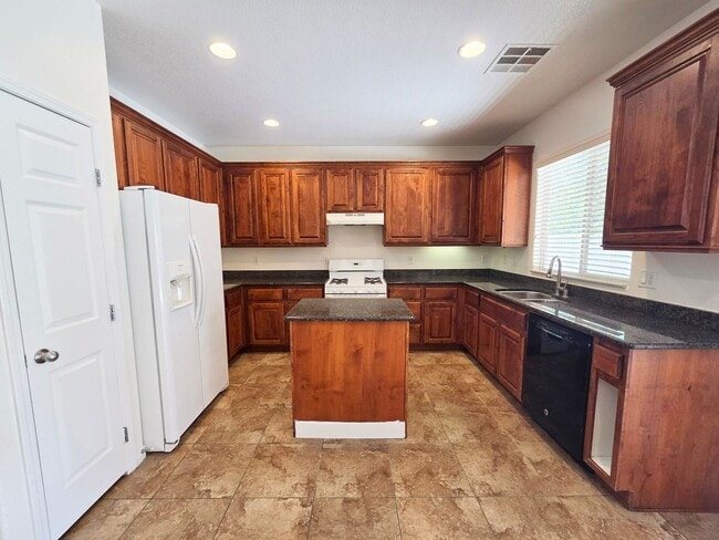 Building Photo - Spacious 4 Bed Home with Loft & 3-Car Garage