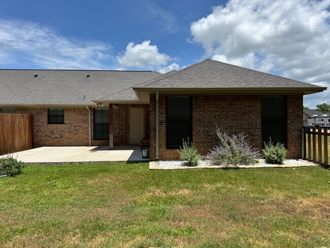 Building Photo - 13343-13343 Country Meadow Ln