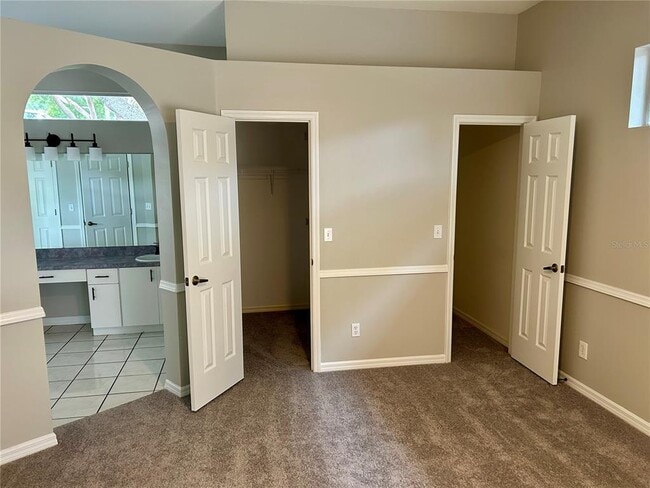 Building Photo - 10433 Lake Hill Dr