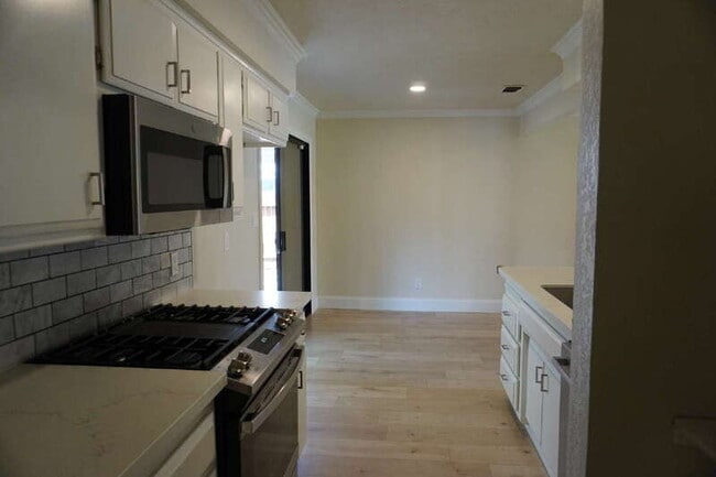 Building Photo - 8021 Glen Eva Way