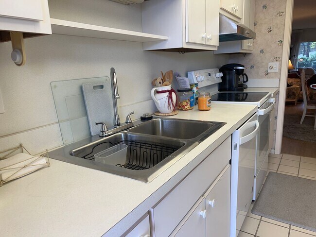 Building Photo - 2BR/2BA Ground Level Condo in Venice Ave C...