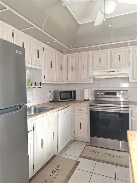 Building Photo - 2821 Somerset Dr