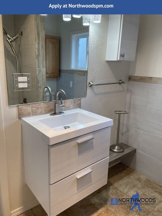 Building Photo - Newly Renovated 2 Bedroom 1 Bath Home Central Point