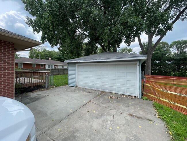 Building Photo - 5Bed/2Bath In Central Lincoln!