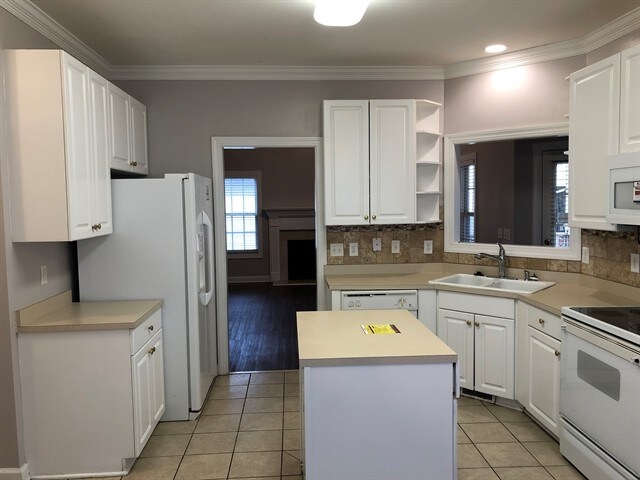 Building Photo - 2713 Denbel Cir