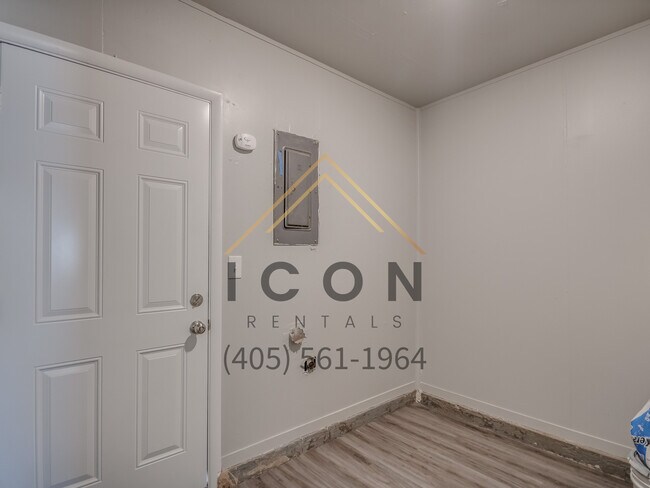 Building Photo - 320 E Cedar Ln