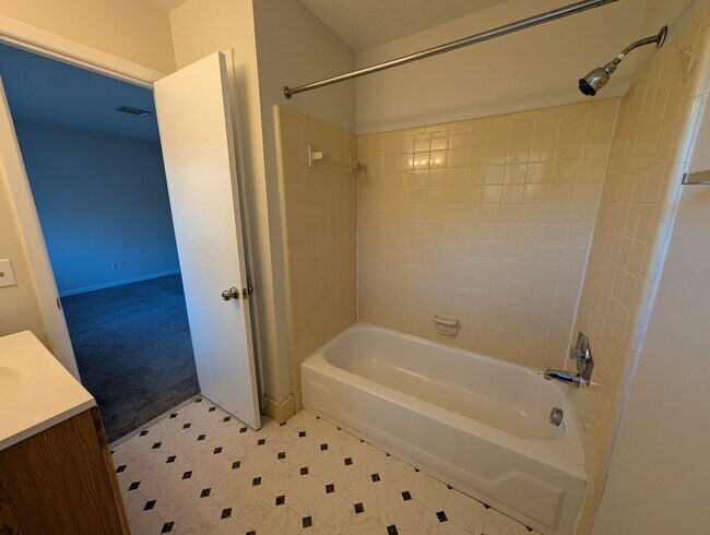 Building Photo - 2 Bedroom Walking Distance to NCSU!