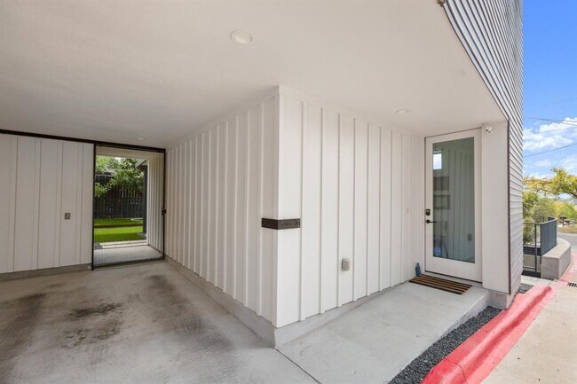 Building Photo - 3406 E 17th St