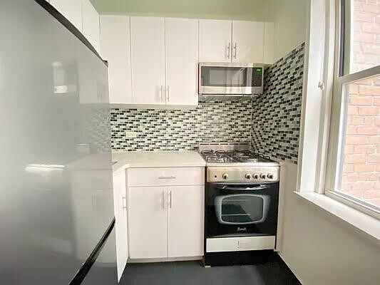 Building Photo - 88 Bleecker St