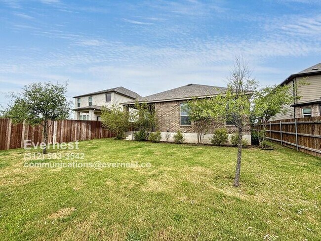 Building Photo - Beautiful 3-Bedroom Home with Fenced Yard ...