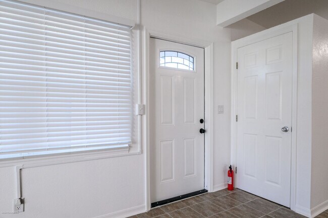 Building Photo - CLOSE TO HISTORIC DISTRICT AND PARKS