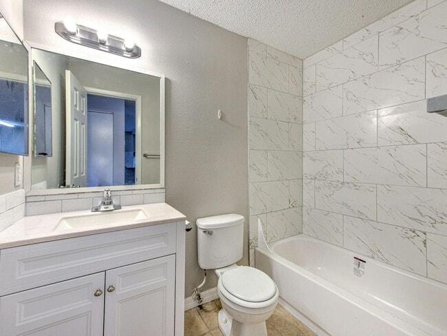 Building Photo - 608 Golden Raintree Pl