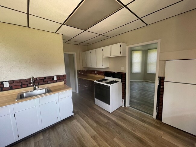 Building Photo - AVAILABLE NOW!! 3 BED 1 BATH SINGLE FAMILY...