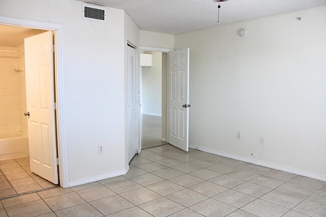 Building Photo - 5065 Wiles Rd