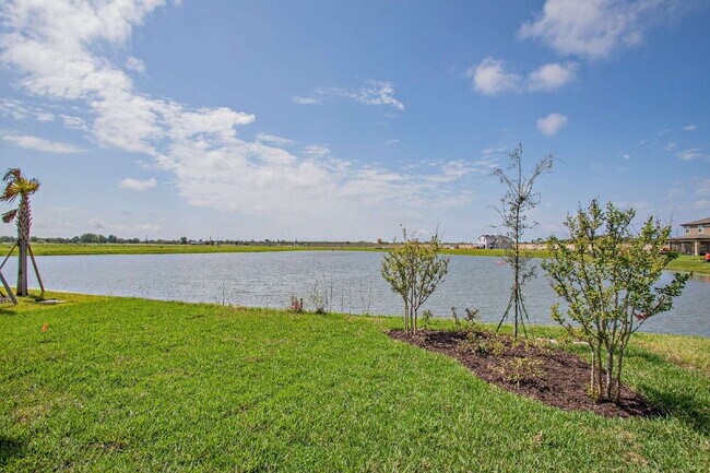 Building Photo - Gorgeous 4 bedroom 2 bath home in luxuriou...