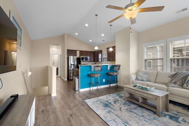 Building Photo - Coastal Comfort Awaits: Spacious 3-Bed, 3-Bath Townhouse in Surf City!