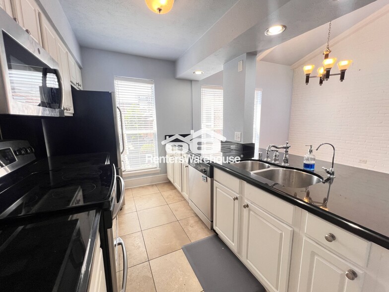 Building Photo - 5928 Sandhurst Ln