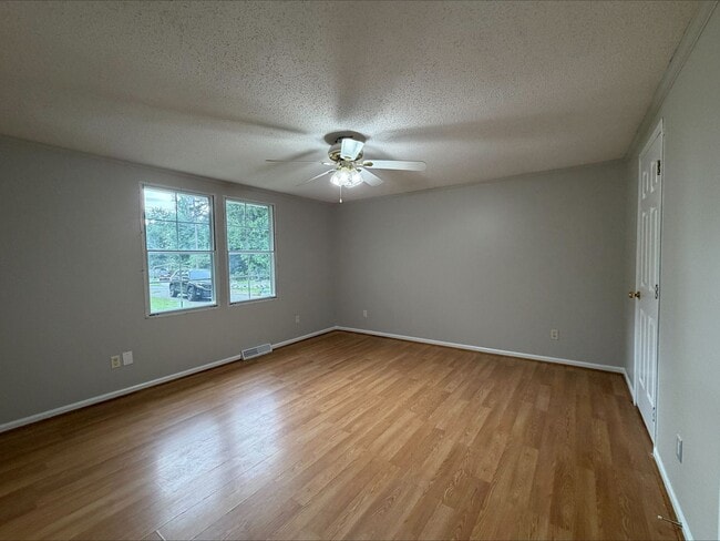 Building Photo - 3 Bed/2 Bath Home on large lot