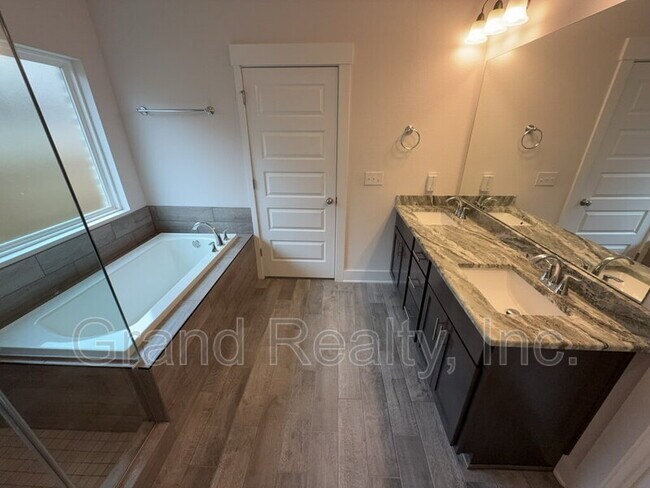 Building Photo - 5963 Cherry Hill Cir