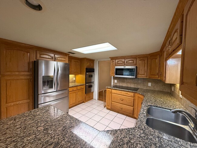Building Photo - 3 Bed 3 Bath spacious home, with extra craft room, Lovely Backyard