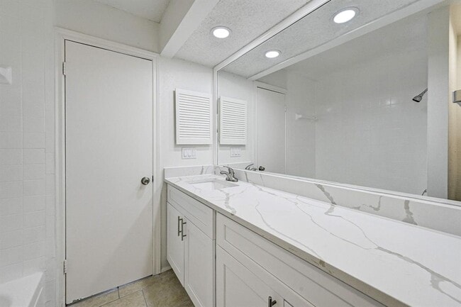 Building Photo - 2022 Lakewood Ct