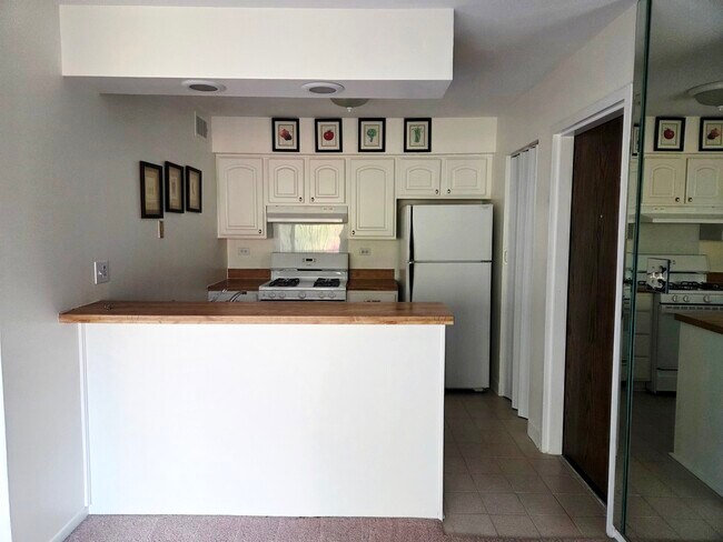 Building Photo - 150 Fountainview Ln