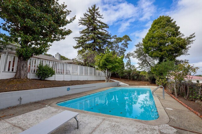 Building Photo - 3 Bed / 3 Bath + Bonus room pet friendly M...