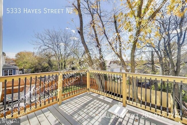 Building Photo - 5333 Hayes St NE