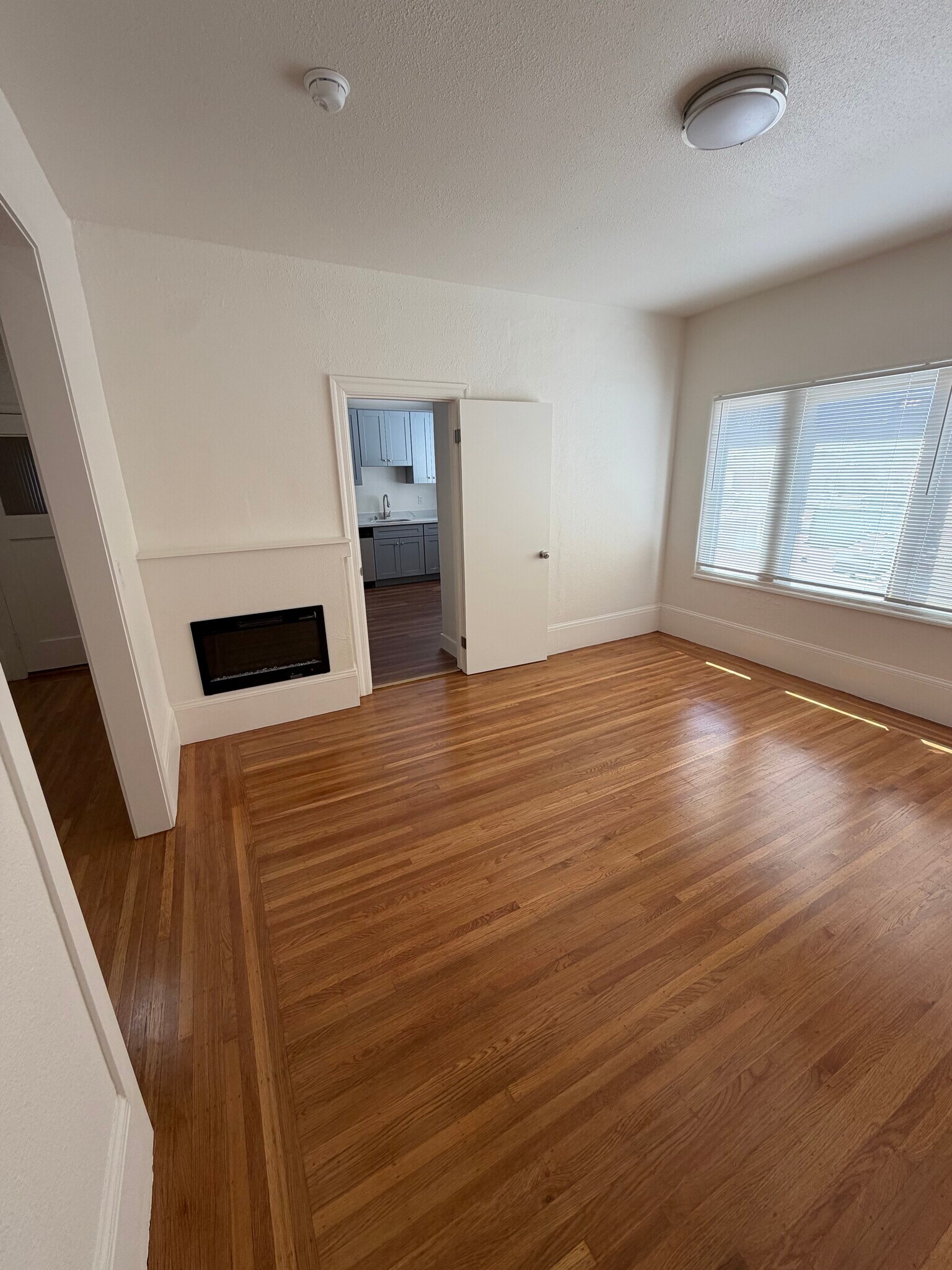 Building Photo - 495 Elwood Ave