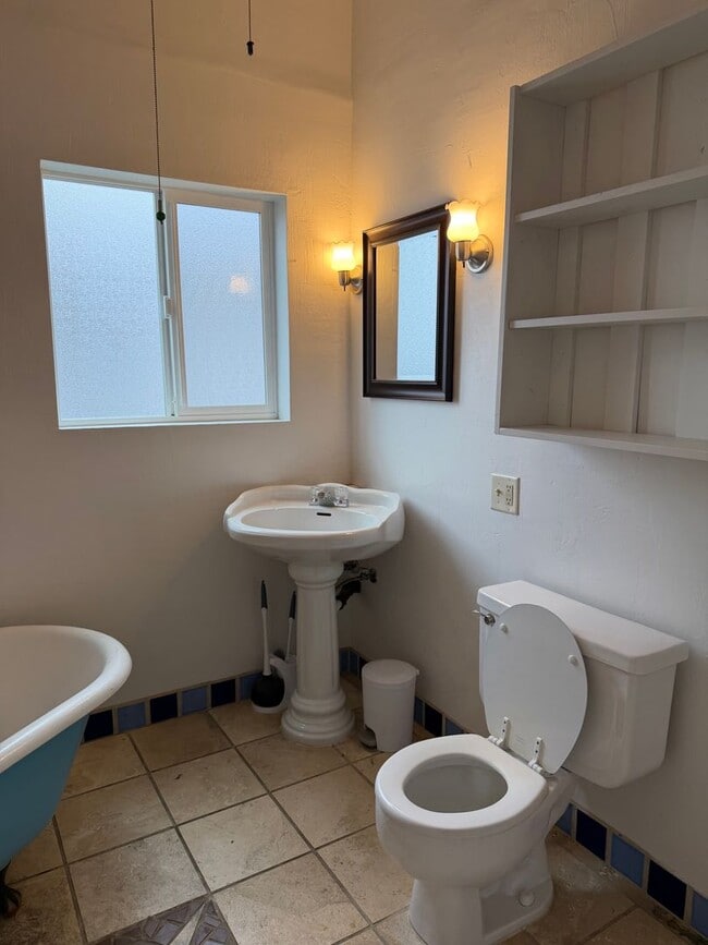 Building Photo - 2 bedroom, 2 bathroom house.