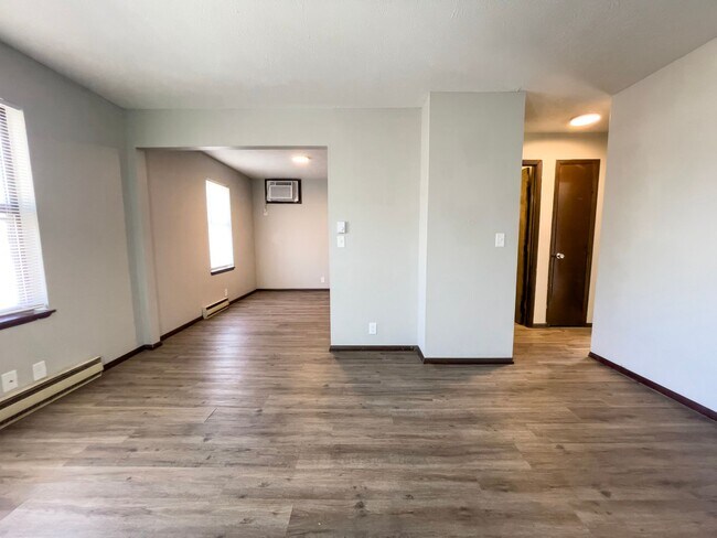 Building Photo - 2213 E Memorial Dr
