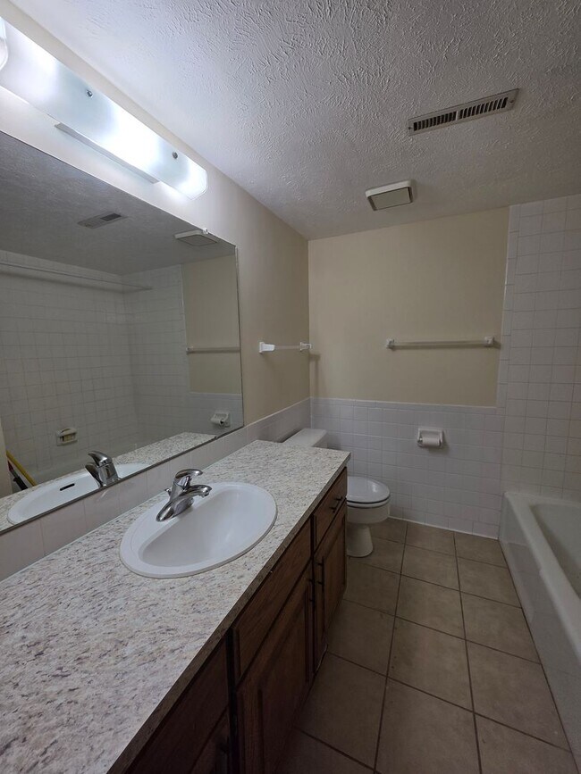 Building Photo - Lamplighter 1