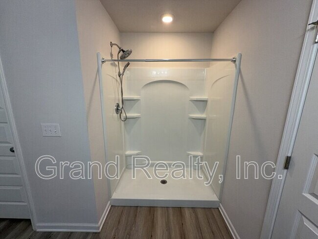 Building Photo - 5431 Peach Dr