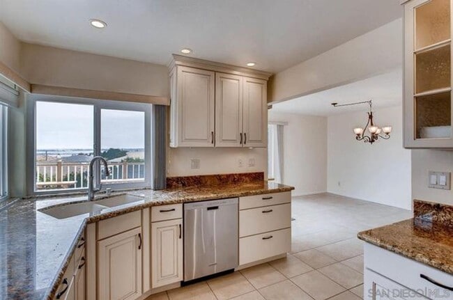 Building Photo - **** INCREDIBLE VIEWS 3 BED 2 BATH HOME! B...
