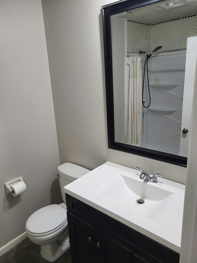 Building Photo - 4510 Mockingbird Dr NE