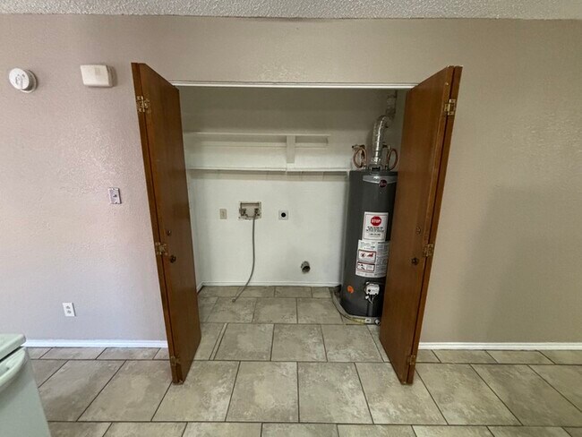 Building Photo - 2 bed 2 bath townhome