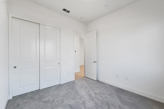 Building Photo - Beautiful Corner Lot 3 Bed 3 Bath Home