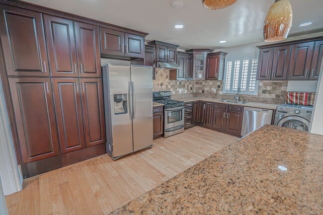 Building Photo - Charming 3-Bedroom Home for Rent in La Crescenta!