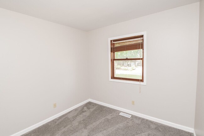 Building Photo - 3 bed 2 bath Home in Lakes of the Four Sea...