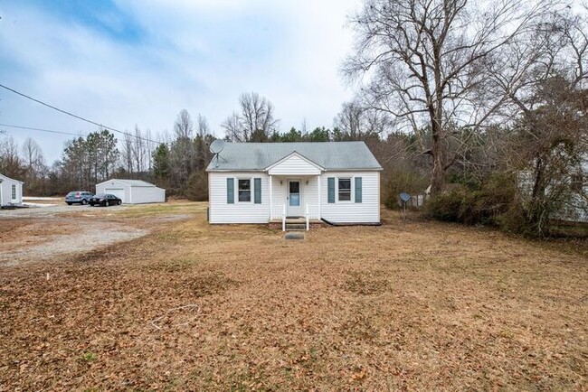 Building Photo - Cozy 2/1 with large backyard