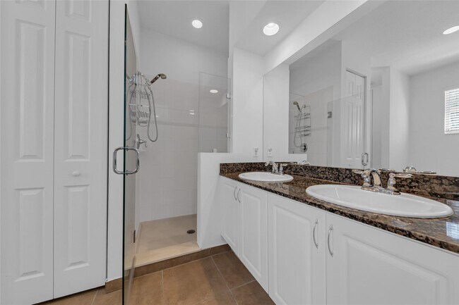 Building Photo - 6966 Julia Gardens Dr