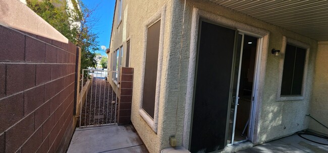 Building Photo - Charming 3 bedroom home with great curb ap...