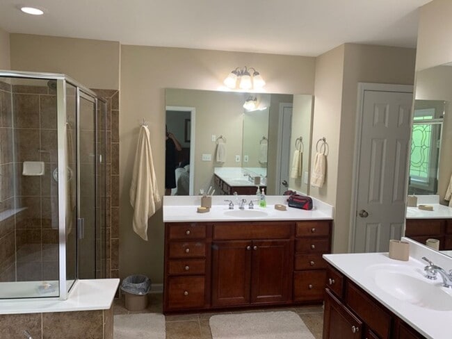 Building Photo - Beautiful Townhome Available in Vinings Overlook!