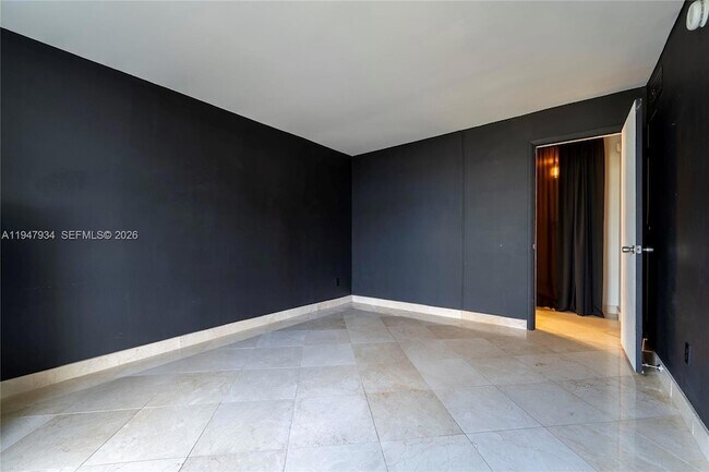 Building Photo - 2350 NE 135th St