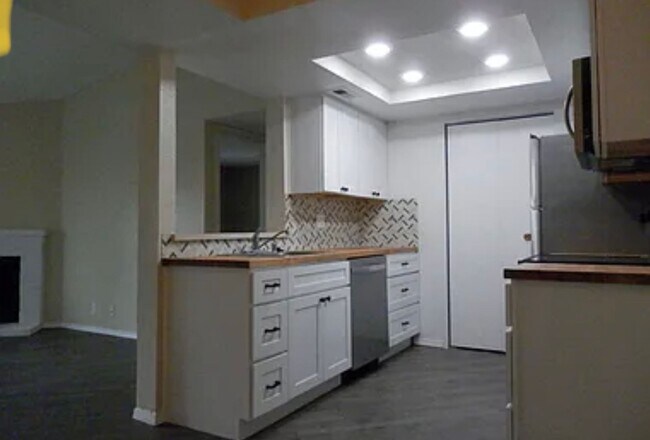 Building Photo - AVAILABLE 8/11 -  2 bed / 2 bath rennovate...