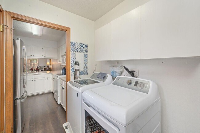 Building Photo - Enjoy resort-style amenities with this rental!