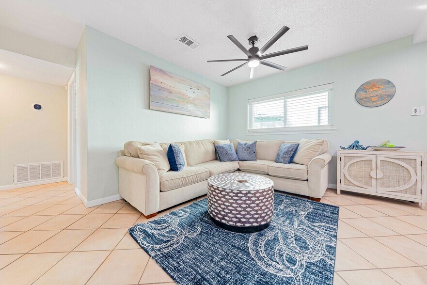 Building Photo - 306 Barracuda Ave